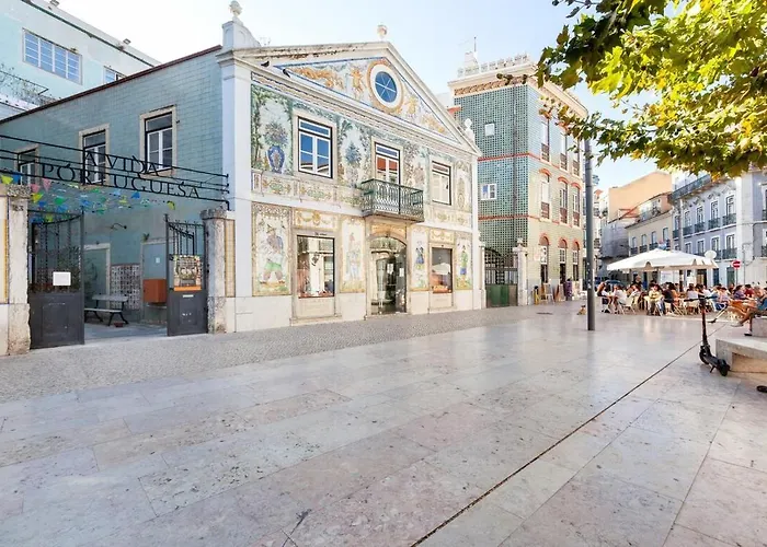 Bright 2 Bedroom Apartment With Parking In Lisbon